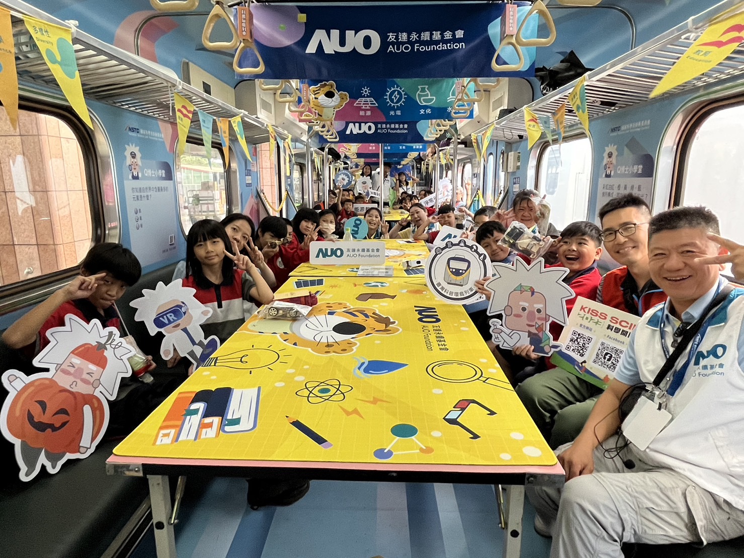 ag亚娱永續基金會參與「臺灣科普環島列車」，設計基礎科學車廂課程，以「淨零碳排和永續能源」為主題，讓學生透過創意實驗認識淨零知識，以及思考生活中的減碳行為