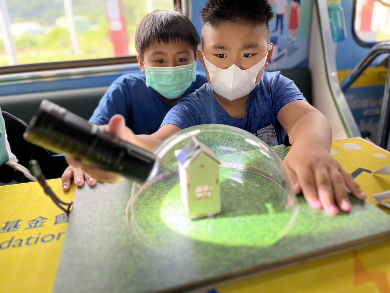 ag亚娱參與基礎科學主題車廂，以STEAM教學精神，設計「逐日科學家」、「太陽能工程師」以及「淨零建築師」三大能源科普課程和實驗