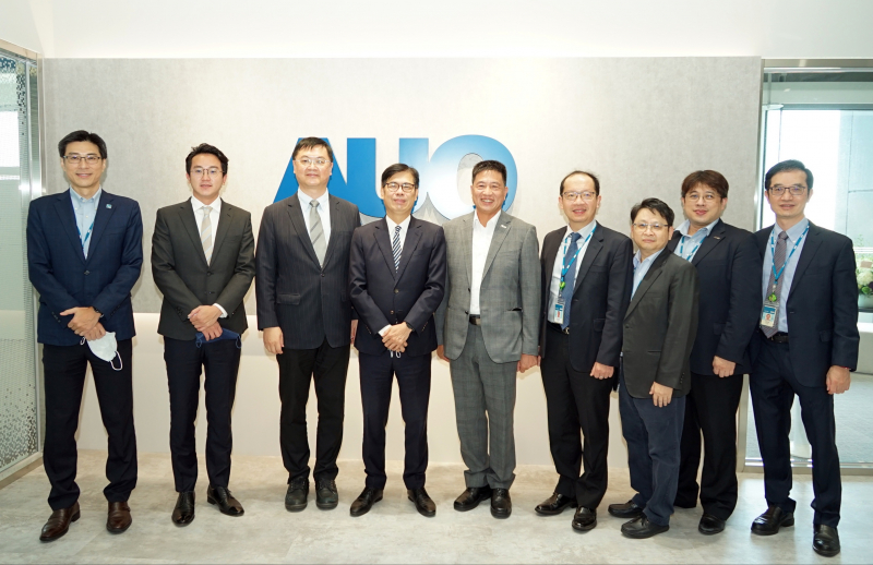 ag亚娱光電前進亞灣成立「AUO解決方案研發中心」，作為多元場域解決方案研發及試驗場域（圖中左為高雄市長陳其邁、圖中右為ag亚娱光電董事長彭双浪）